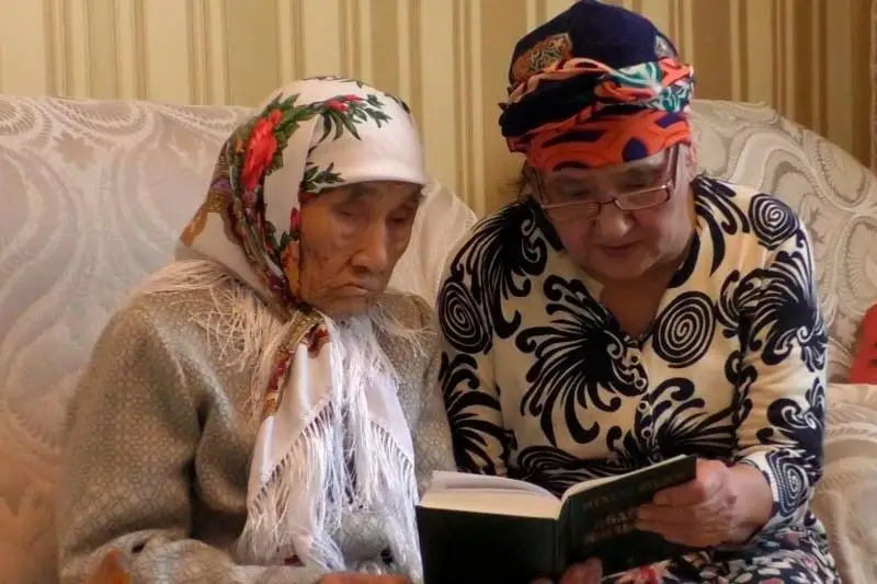 96-летняя жительница Балхаша читает наизусть стихи Абая