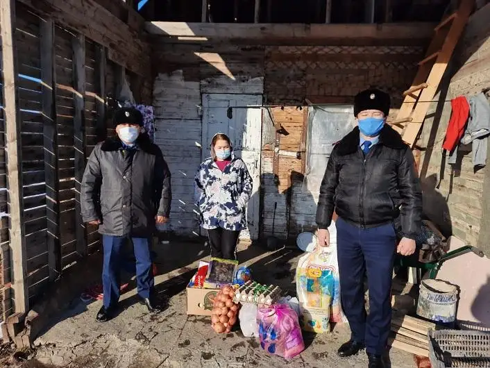 Полицейские Туркестанской области помогли малообеспеченным и многодетным семьям