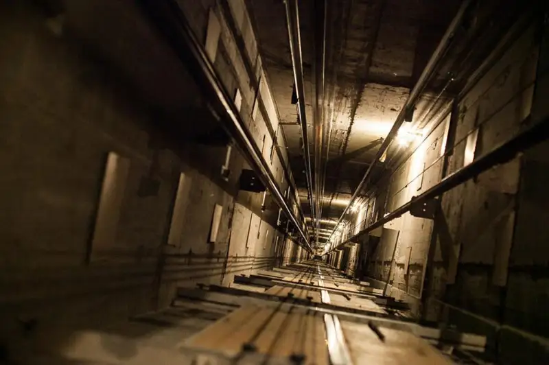 Женщина упала в шахту лифта и погибла в Павлодаре