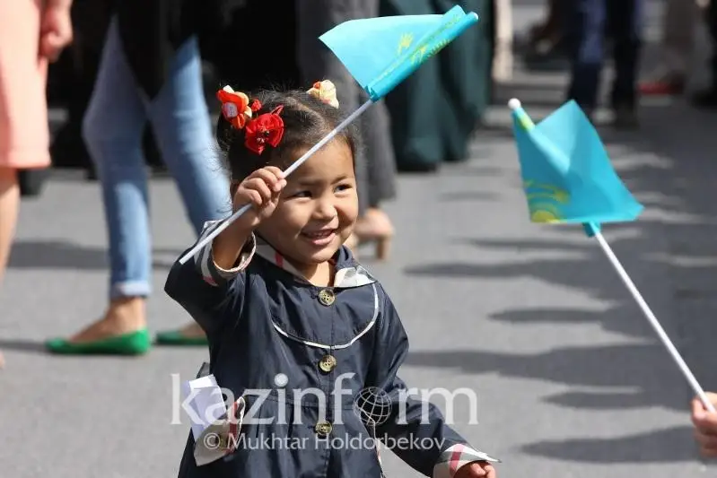 Глава государства: Нужно воспитывать в молодежи скромность и бережливость