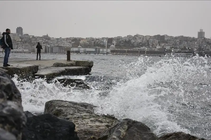 В Стамбуле сильный шторм: закрыт пролив Босфор, есть погибшие и раненые
