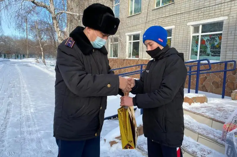 Полицейские Семея вручили новогодние подарки воспитанникам детдома