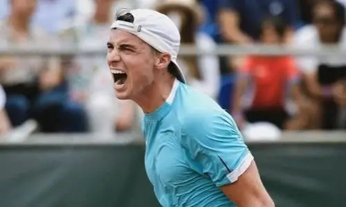 Тимофей Скатов стартовал с победы в квалификации турнира в Португалии