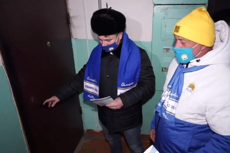 Представители Северо-Казахстанского предвыборного штаба «Nur Otan» участвуют в акции «От двери к двери»