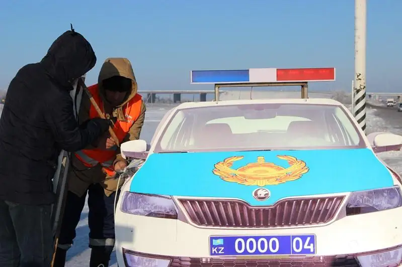 Макеты полицейских автомашин на трассах Актобе будут усмирять водителей