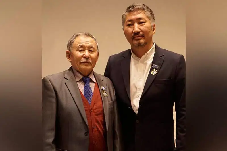 Режиссер телесериала «Тар заман» Мурат Бидосов награжден знаком «Мәдениет саласының үздігі»