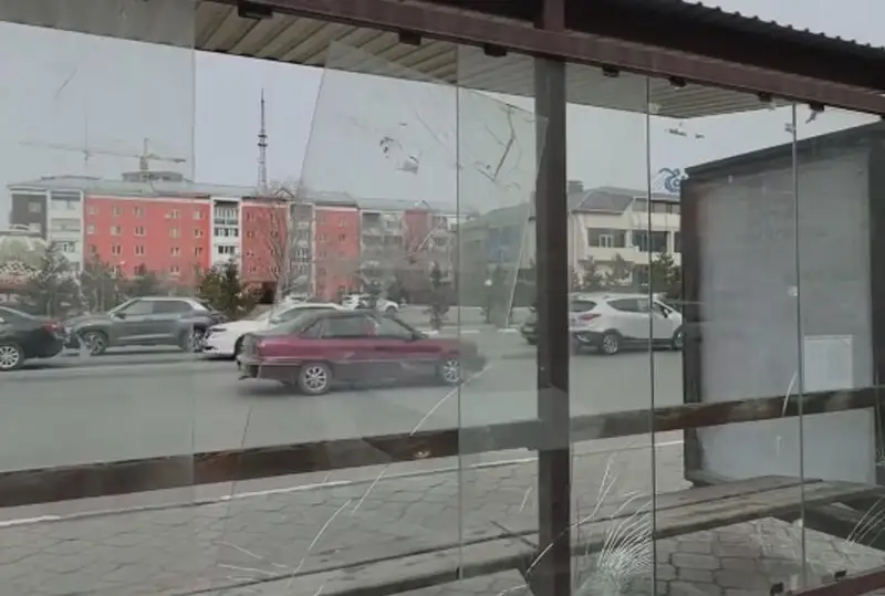 Разбивающих остановки вандалов не могут найти в Петропавловске
