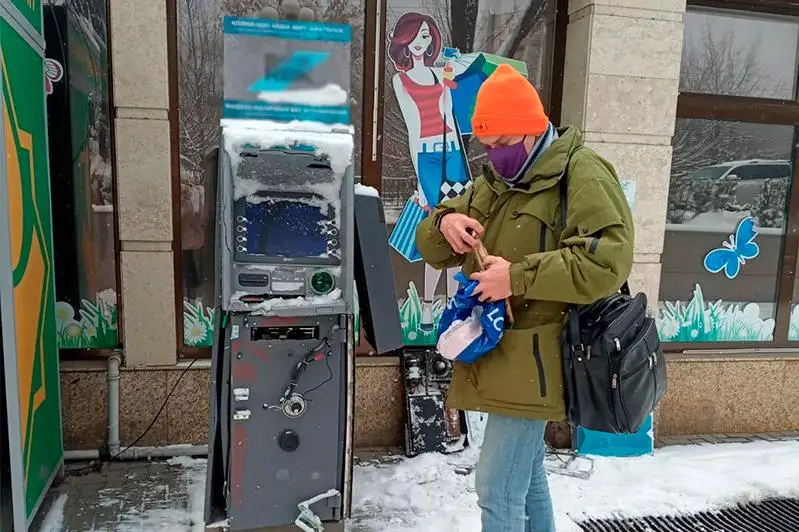Уличный банкомат ограбили в Алматы