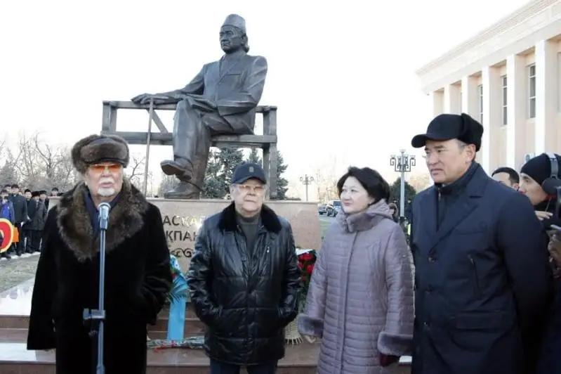 Памятник Аскару Токпанову открыли в Жамбылской области