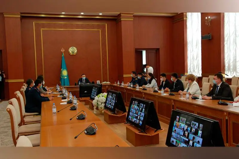 Отличившихся карагандинцев наградили благодарственными письмами ко Дню госсимволов