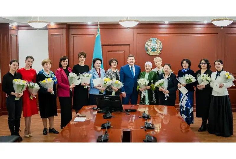 Поздравительные письма Президента Казахстана вручили представительницам сфер культуры и спорт