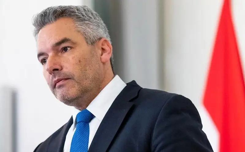 Канцлер Австрии призвал к возведению стен и ограждений на внешних границах ЕС