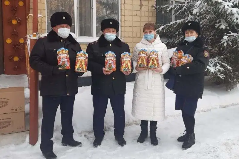 Карагандинские полицейские передали подарки воспитанникам двух детских домов