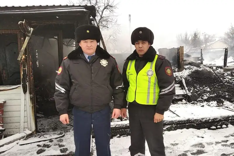 Детей вынесли из горящего дома полицейские СКО