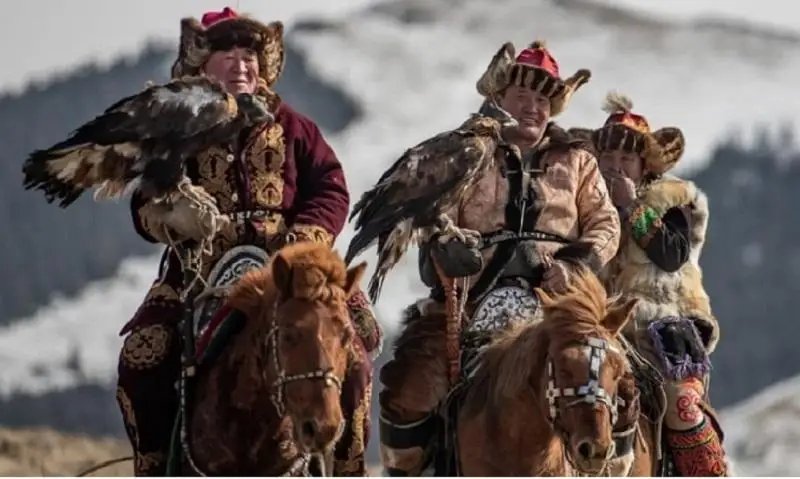 Весенний фестиваль охоты с ловчими птицами проходит в Монголии