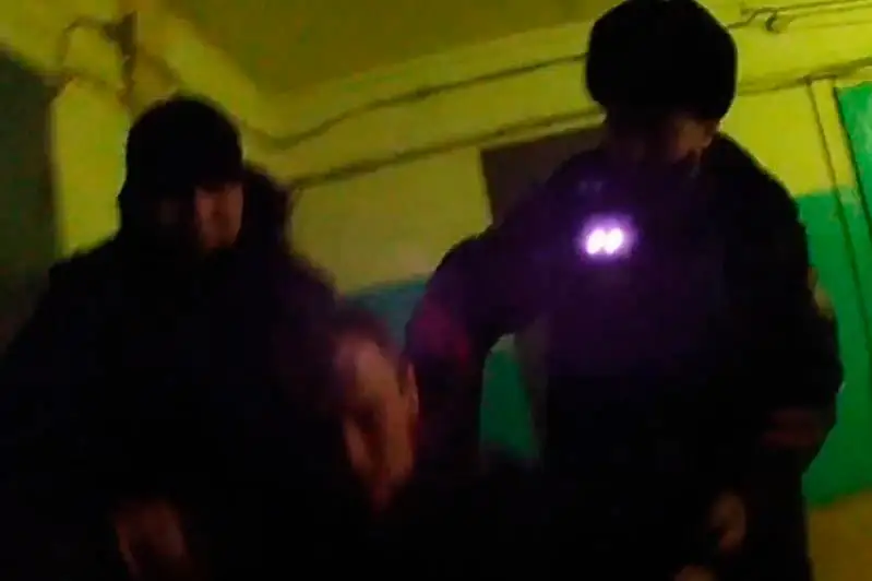 С девятого этажа пытался спрыгнуть житель Усть-Каменогорска