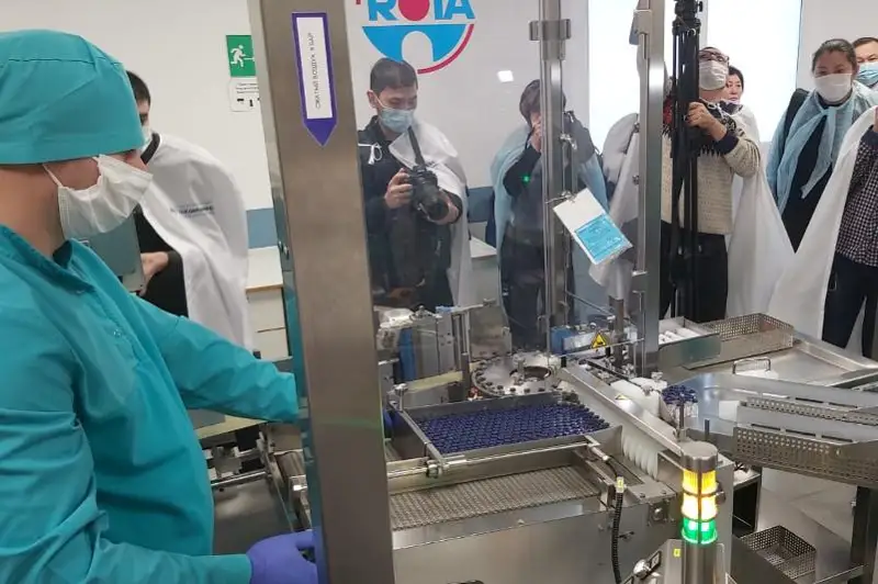 Первые выпущенные в Караганде серии вакцины от коронавируса отправили на проверку в Россию