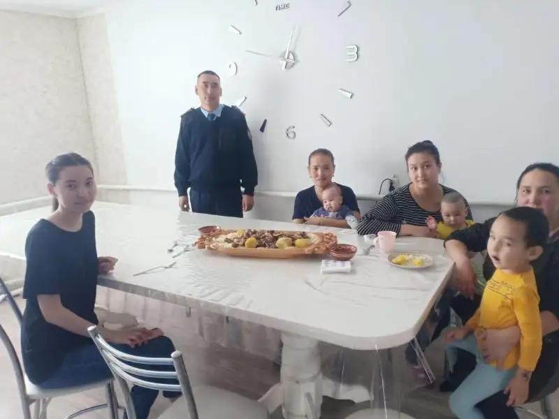 Семья сельского участкового в Костанайской области приютила застрявших на трассе