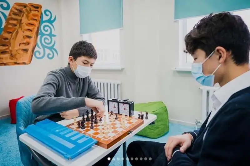 Современную трехэтажную школу открыли в столице