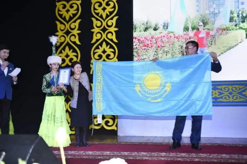 В Шымкенте прошла патриотическая акция «Көк тудың желбірегені»