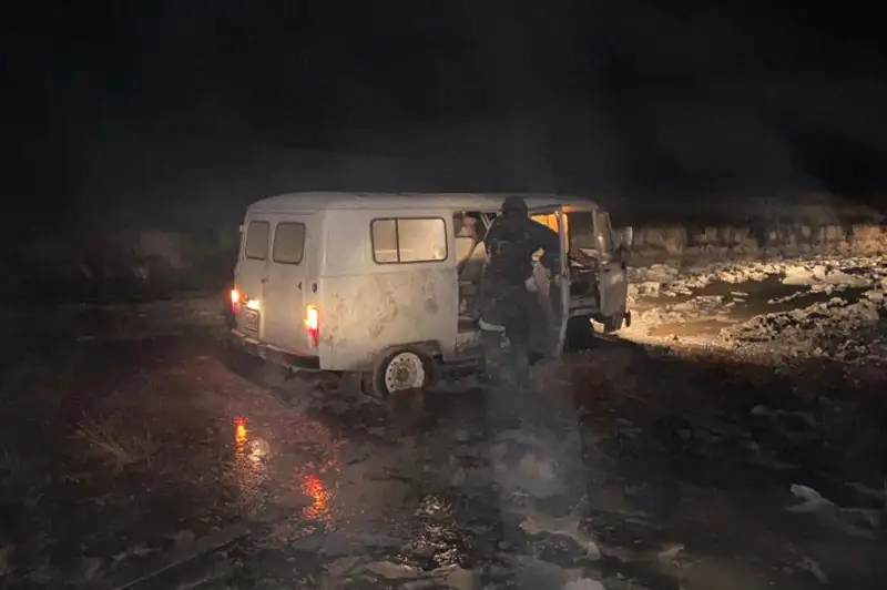 Застрявших на автомобиле в грязи людей спасли в Атырау