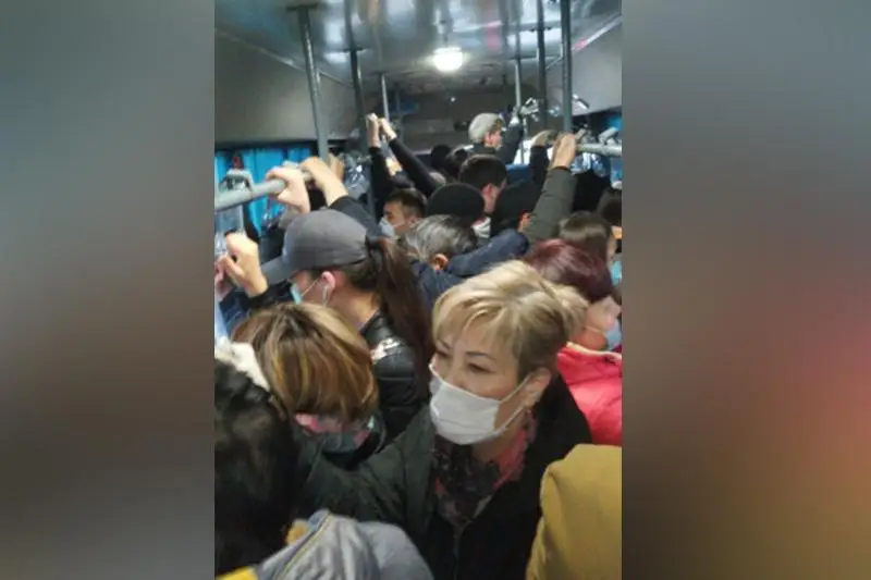 Переполненные автобусы  сняли на видео в Алматы