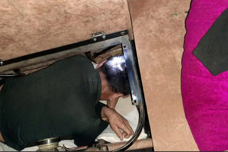 Казахстанец пытался выехать в Россию, спрятавшись в ящике для инструментов в Газели