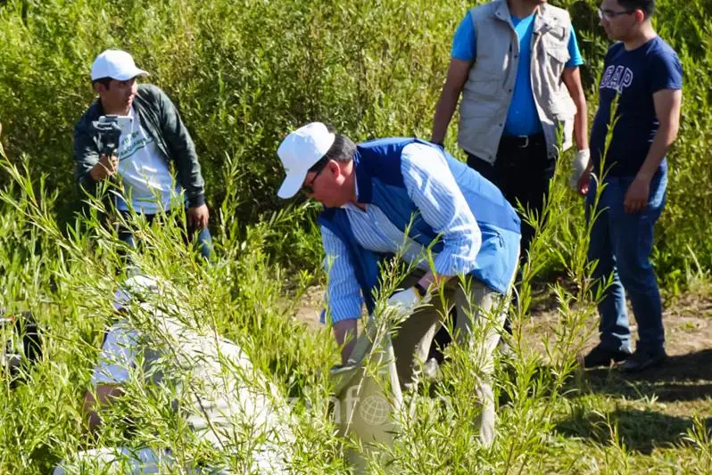 Аскар Мамин принял участие в уборке мусора на Кояндинском водохранилище