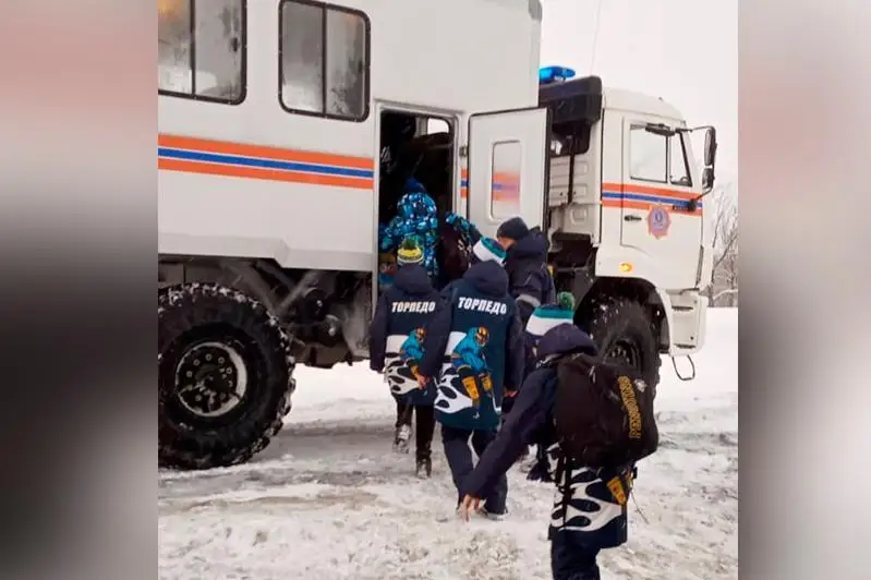 Спасатели ВКО помогли юным хоккеистам добраться до дома