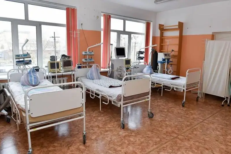 Реанимационное отделение для больных коронавирусом посетил аким СКО