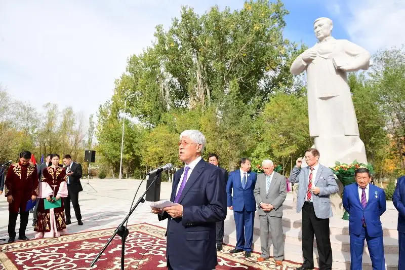 Памятник Ильясу Жансугурову установили на родине поэта к его юбилею