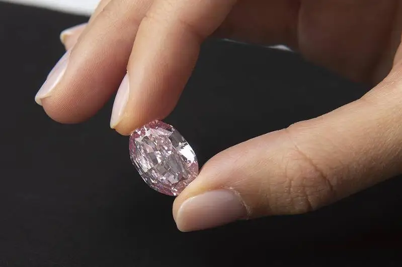 Российский бриллиант продали на торгах в Женеве за $26,6 млн