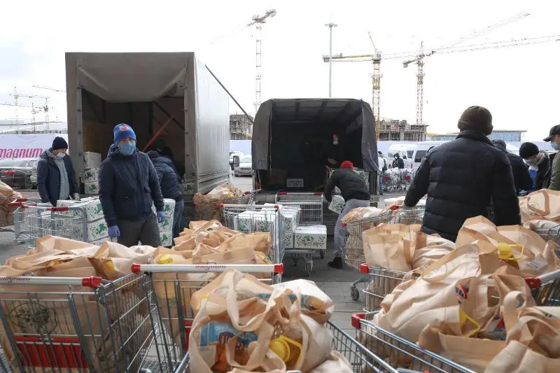 Волонтеры Jas Otan обеспечат еще 10 тысяч семей продовольственными корзинами