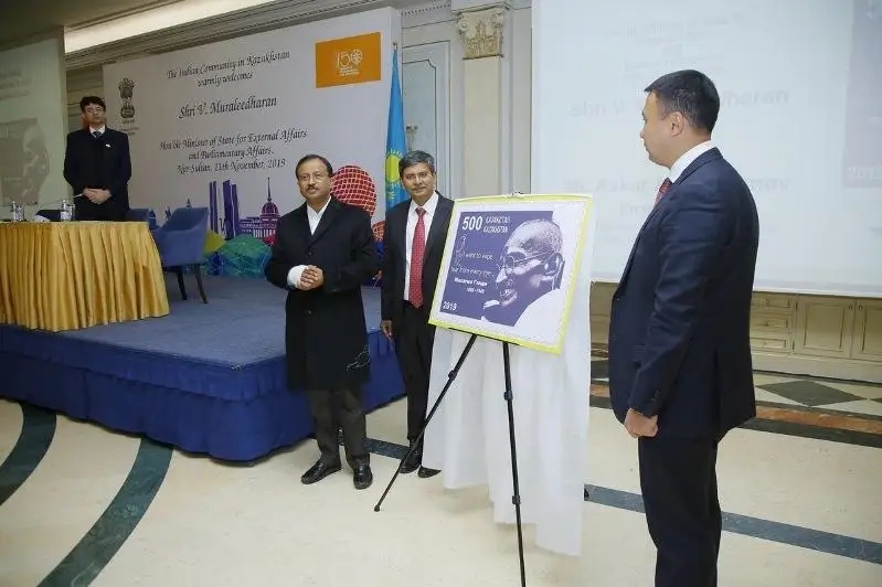 Почтовую марку в честь 150-летия Махатмы Ганди выпустили в Казахстане