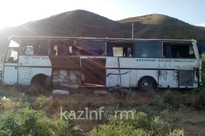 На трассе Алматы–Усть-Каменогорск опрокинулся автобус с 47 пассажирами