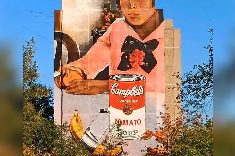 Девочка с персиками, бананом и супом: необычный мурал появился в Караганде