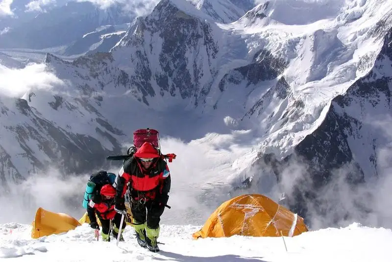 Не ходить в горы и не парковаться под деревьями рекомендуют спасатели Алматы