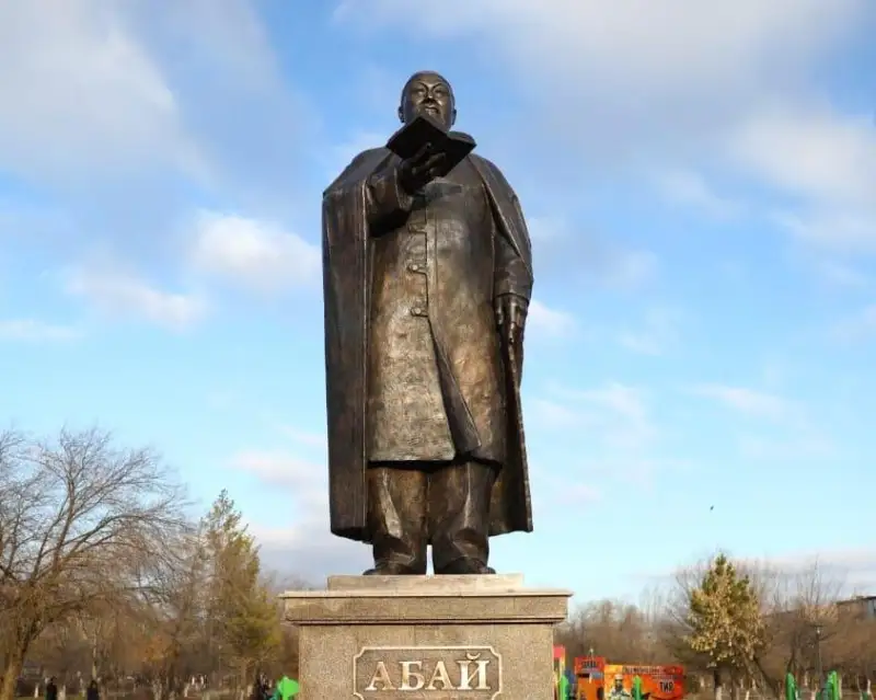 Памятник Абаю открыли в Актобе