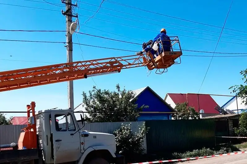 В ЗКО насмерть ударило током электромонтера
