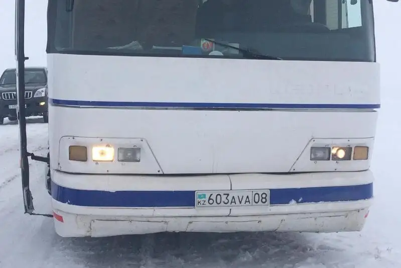Автобус с 55 гражданами Узбекистана спасли на  трассе в Актюбинской области