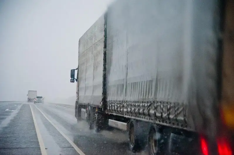 Колонну из ста машин сопроводили полицейские в снежную бурю