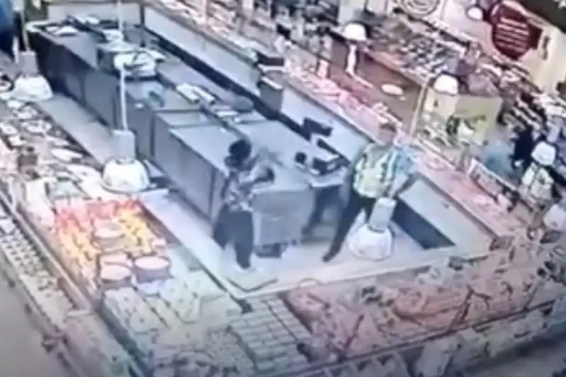 Женщина с ножами  устроила погром в одном из столичных супермаркетов