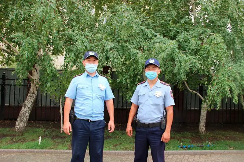 Пытавшуюся спрыгнуть с моста актюбинку спасли полицейские