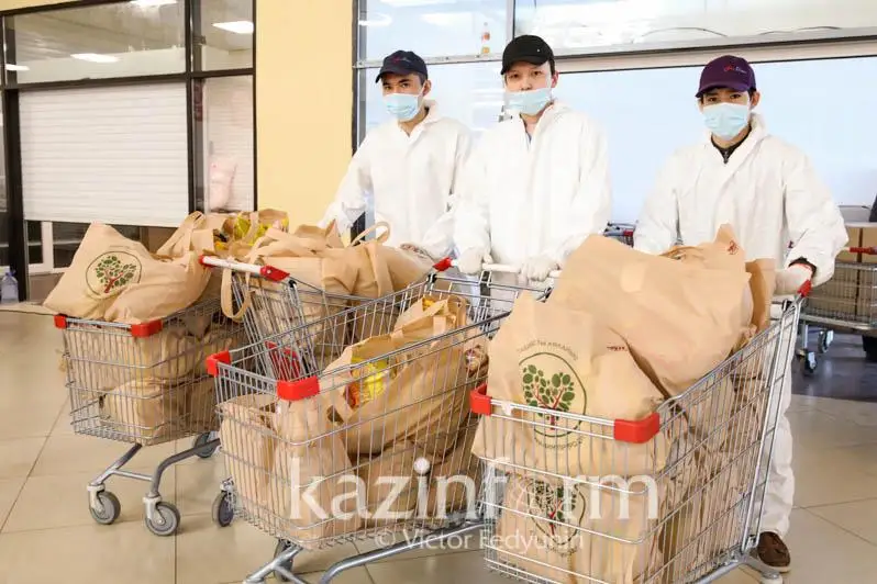 Обманом пытаются взять по несколько продуктовых корзин – столичный волонтер