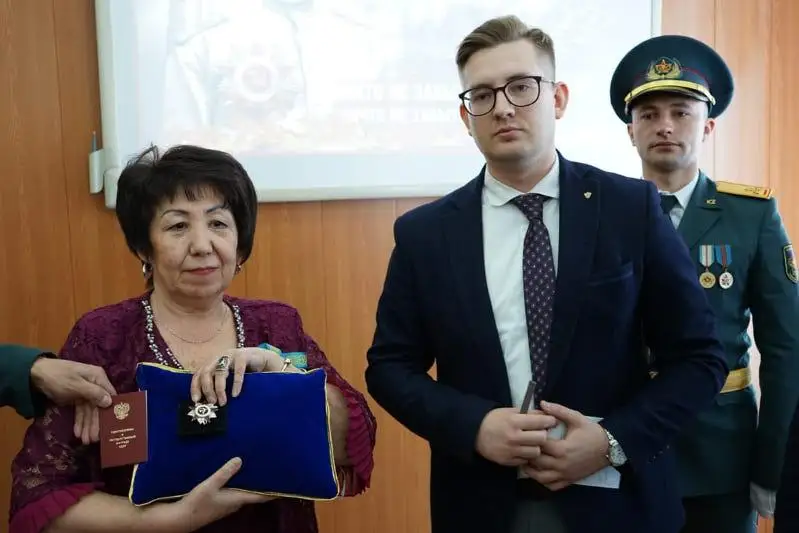 Внучке солдата вручили удостоверение к ордену Отечественной войны в Семее