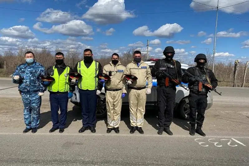 В память о погибшем полицейском Дархане Базарбаеве на блокпостах Костанайской области прошла минута молчания