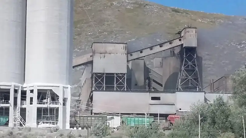 Девять часов тушили пожар на цементом заводе в ВКО