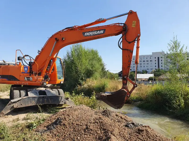 Русла рек очищают в Алматы