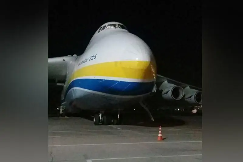 Самый большой самолет в мире приземлился в Алматы