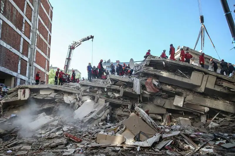 Число жертв землетрясения в Измире достигло 83